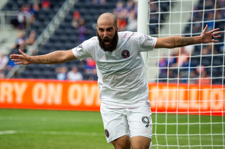 Los medios ingleses aseguran que Gonzalo Higuain podría dejar el fútbol al final de temporada