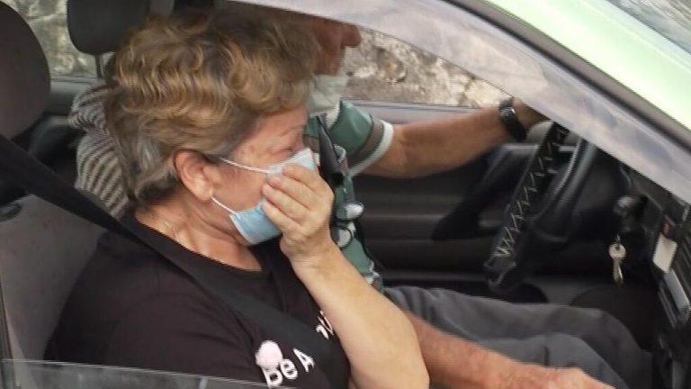 Carmen, evacuada de La Laguna: «Lo ves por la tele y lo sientes. Pero cuando te toca a ti te rompe por dentro»