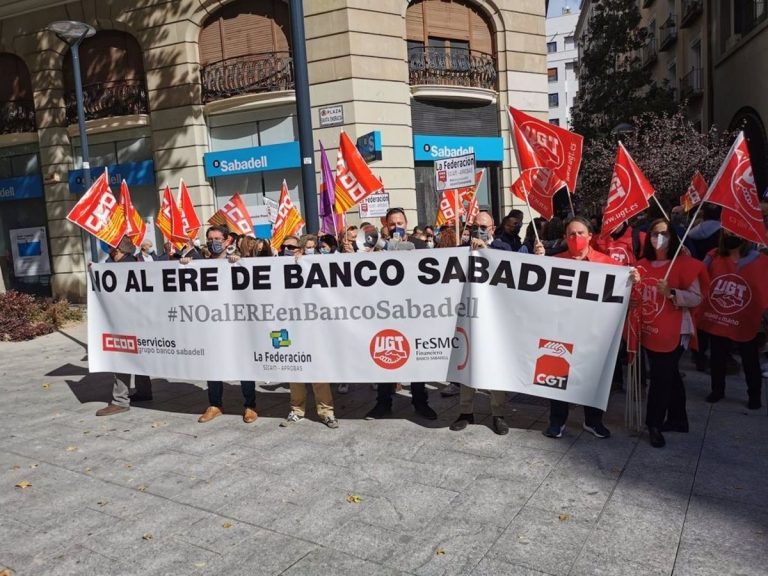 Sabadell cifra en un 55% el cierre de oficinas por la huelga, mientras los sindicatos lo elevan al 85%