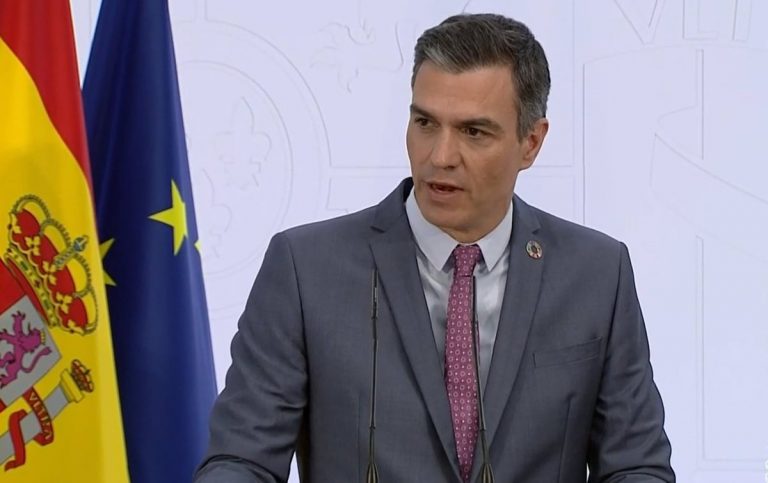 Sánchez confirma que las eléctricas que no incorporen «sobrebeneficios» se librarán de los recortes