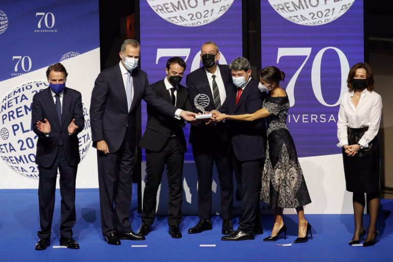 Tres guionistas con el seudónimo Carmen Mola ganan el Premio Planeta 2021 con ‘La bestia’