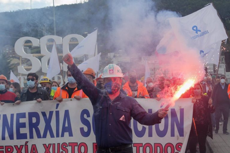 Miles de personas se manifiestan en Viveiro (Lugo) en defensa de un futuro industrial para A Mariña
