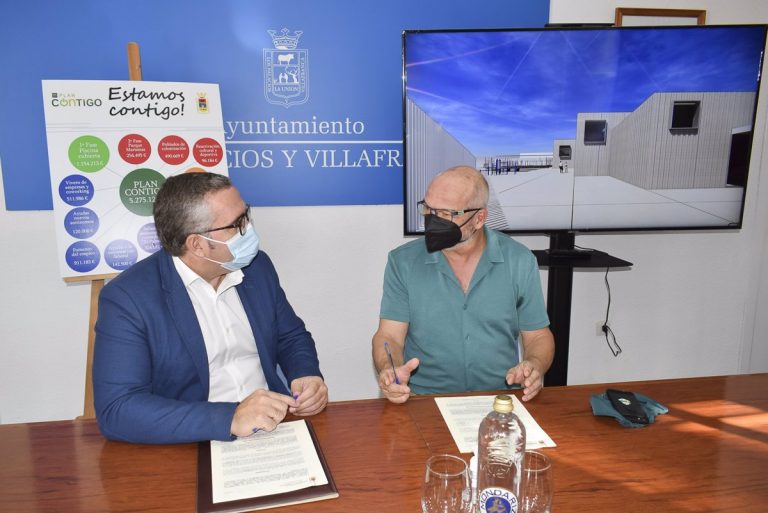 El Ayuntamiento de Los Palacios (Sevilla) firma el contrato de construcción de su nueva piscina cubierta