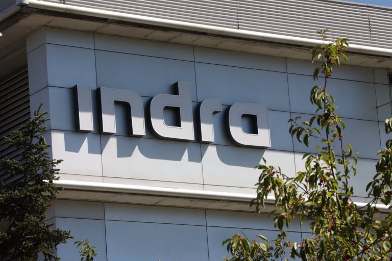 Indra dispara beneficios hasta los 115 millones y retoma el dividendo