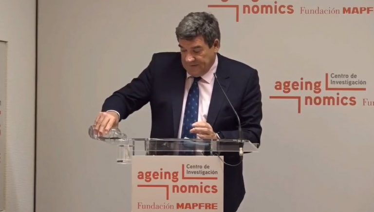 La respuesta de Antonio Huertas (Mapfre) a la pregunta de Escrivá sobre el vídeo viral del atril y el agua