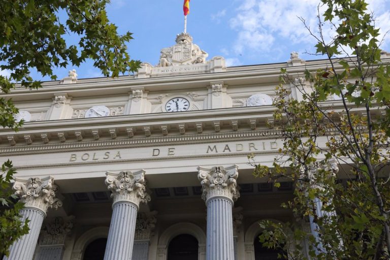 El Ibex 35 conquista los 9.000 puntos al impulsarse casi un 3% en octubre