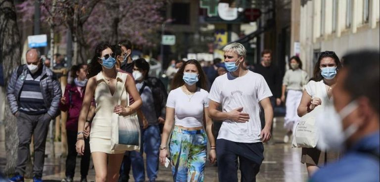 Sanidad descarta la retirada de las mascarillas en interiores a corto plazo