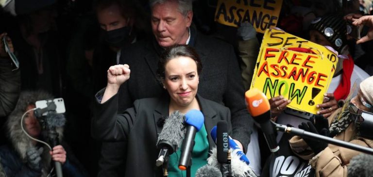 La novia de Assange denuncia la campaña de acoso de Londres y Washington
