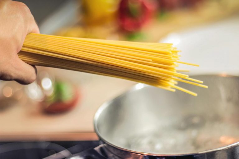 Ni se te ocurra tirar el agua de la pasta: tiene una sorprendente utilidad | Life