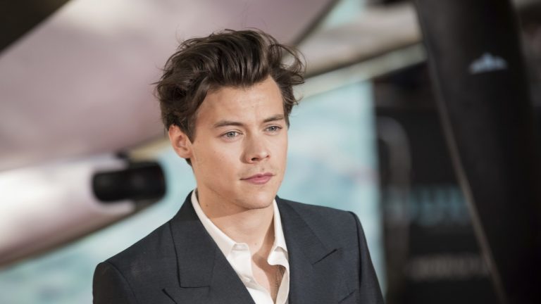 Harry Styles lanza su propia marca de cosméticos