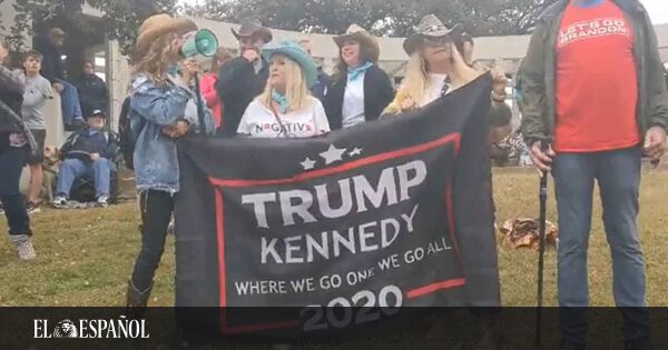 Los seguidores de QAnon se reúnen en Dallas a la espera de la resurrección de Kennedy Jr.