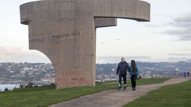 El plan de recuperación del “Elogio” prevé un método para quitar grafitis sin dañar la obra
