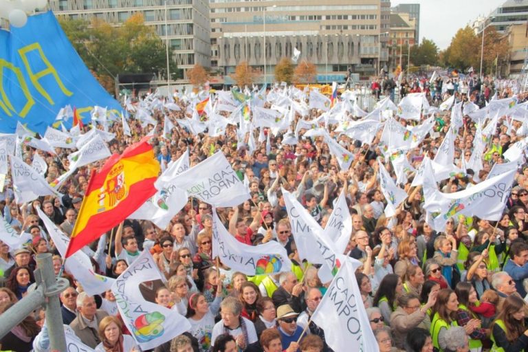 La obsesión evangélica con la guerra entre el Bien y el Mal se extiende por la derecha española