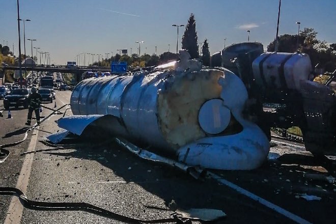 vuelca y provoca atascos durante horas