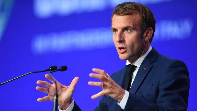Macron «obliga» a los mayores de 65 años a recibir tres dosis para tener el certificado covid