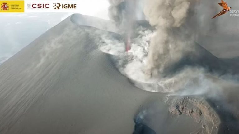 Las imágenes que muestran la actividad eruptiva en las bocas superiores del volcán Cumbre Vieja