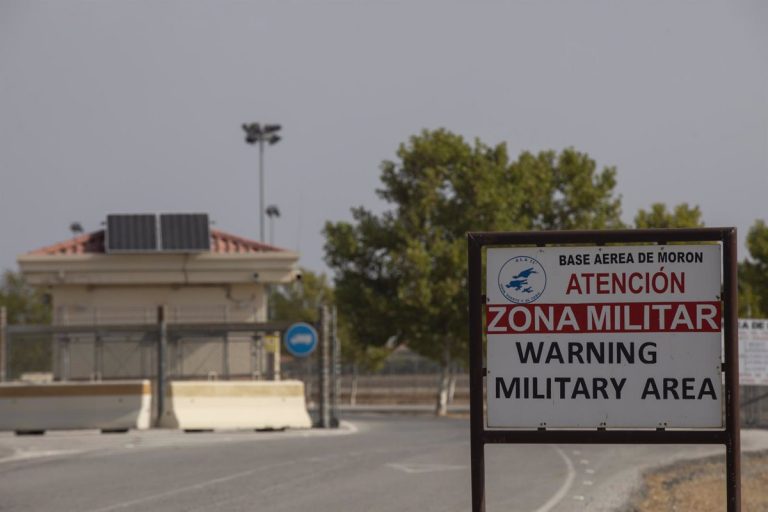 El alcalde de Arahal (Sevilla) apoya a la plantilla de la base de Morón ante el traslado de fuerzas de EEUU a Italia