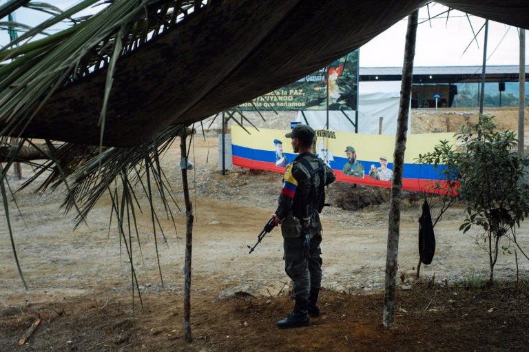 Detienen a dos sospechosos del atentado en el este de Colombia que acabó con la vida de tres militares