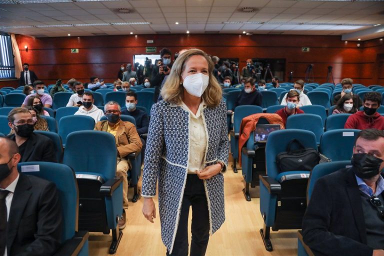 Calviño dice que España cumplirá con sus objetivos fiscales aunque Bruselas recorte sus previsiones el jueves