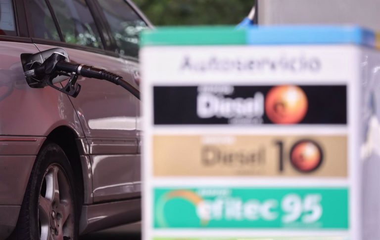 Los carburantes acumulan su undécima subida consecutiva y escalan a nuevos máximos anuales