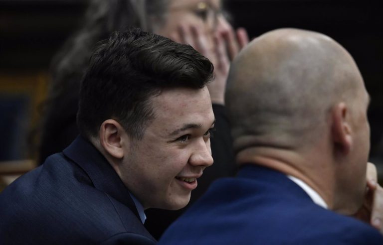Declaran inocente a Kyle Rittenhouse, el acusado de matar a dos personas en los disturbios de Kenosha en 2020