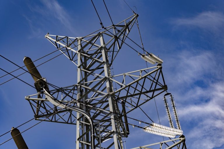 El precio de la luz sube este domingo más de un 5%, hasta casi 230 euros/MWh