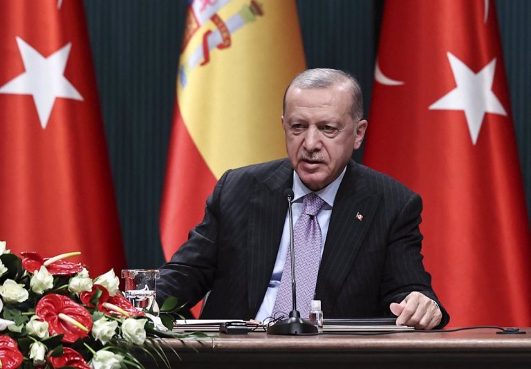 La lira turca se desploma más de un 15% tras decir Erdogan que Turquía está librando una «guerra económica»