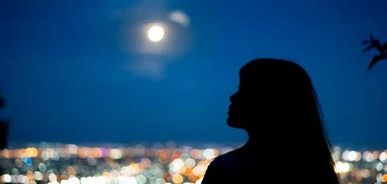 ¿Nos quita el sueño la luna llena?
