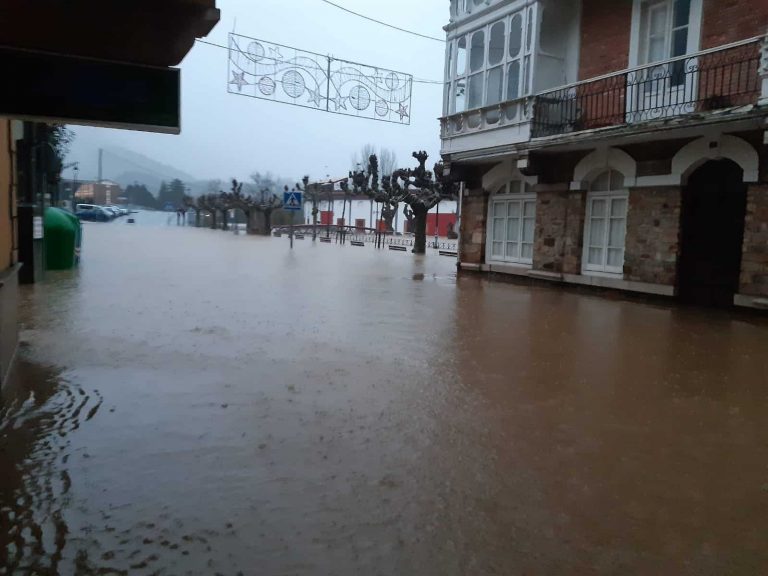 El río Asón se desborda en Cantabria e inunda el polígono de Ampuero