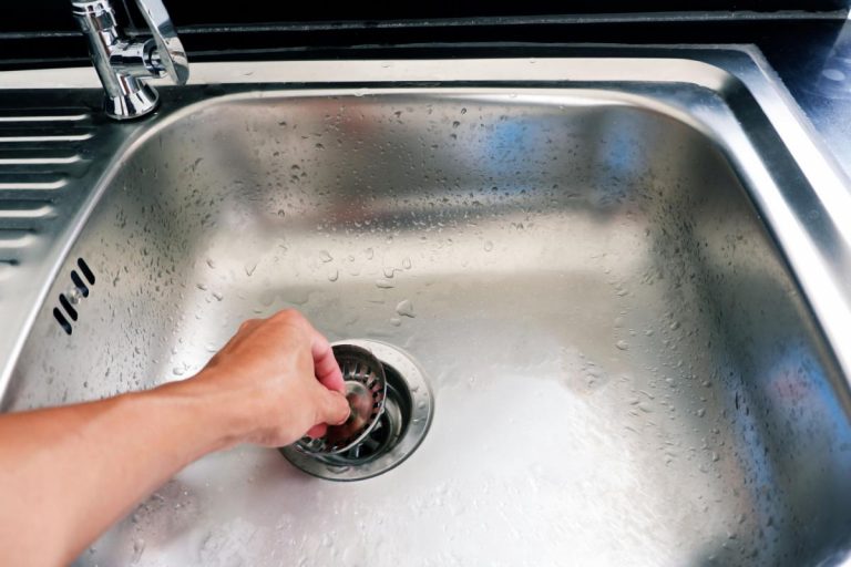 El truco para desatascar el fregadero con productos caseros | Life