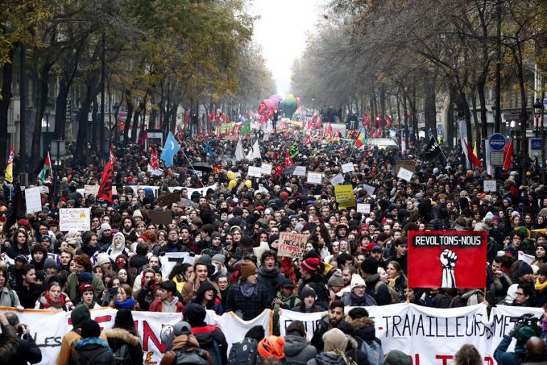 Sindicatos y asociaciones de pensionistas convocan manifestación en París el 2 de diciembre en defensa de las pensiones – Poder Popular