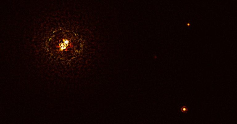 Jamás se había visto un planeta orbitando una estrella tan masiva