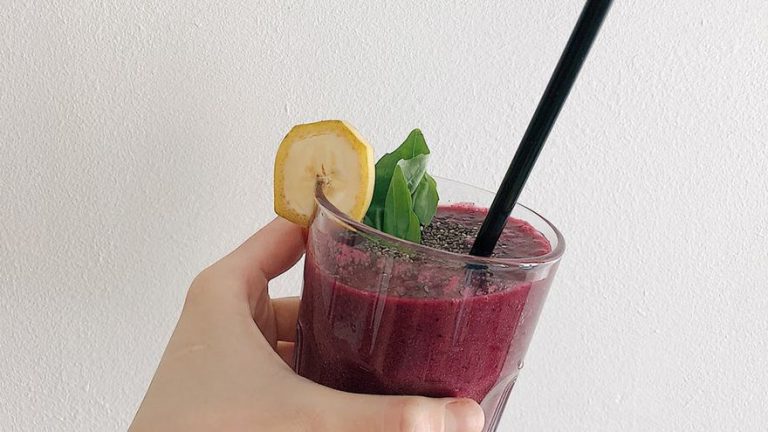 La poción que recomiendan beber los nutricionistas para deshinchar la barriga y bajar el colesterol