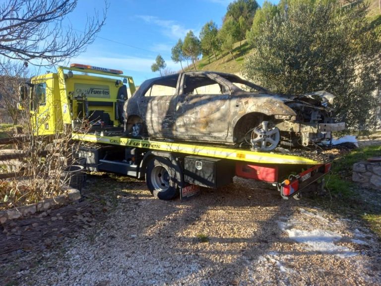 Queman los dos coches del portavoz de IU en Pezuela de las Torres, que denuncia «una escalada de odio»