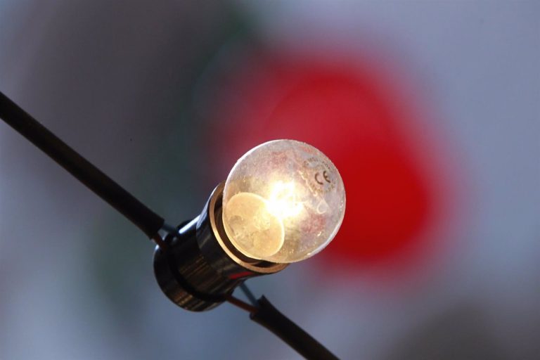 El precio de la luz se desploma un 53,84% este domingo, hasta los 101,97 euros/MWh