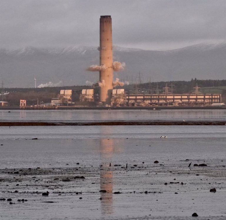 Iberdrola procede a la demolición de la chimenea de la mayor central eléctrica de carbón de Europa