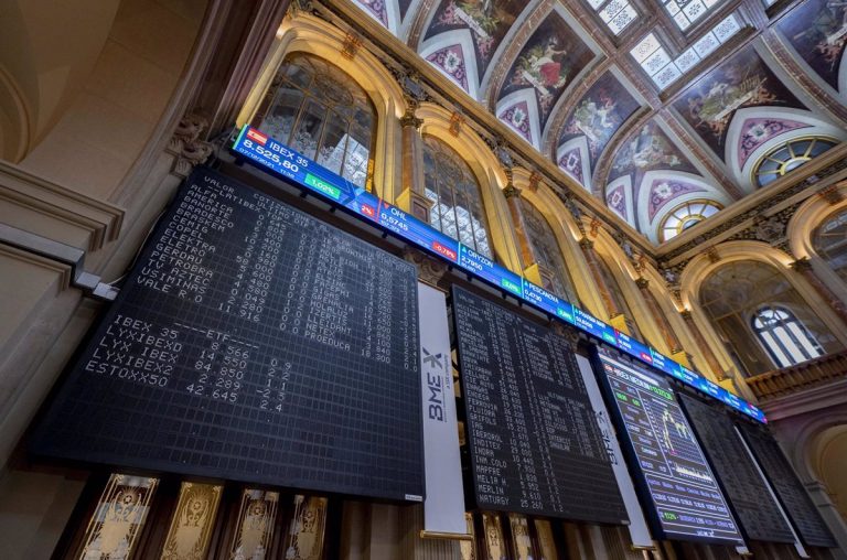 El Ibex 35 cede un 0,45% y se aleja de los 8.400 puntos