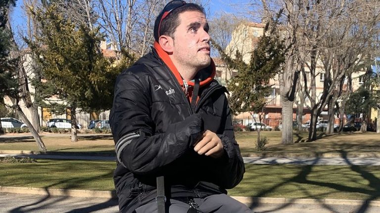Alberto, ciego y sin manos tras estallarle una bomba de la guerra civil, recorre las calles con “Xabat”