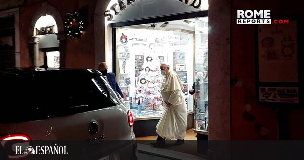 El papa Francisco sale del Vaticano y visita la tienda de discos ‘Stereosound’ en el centro de Roma
