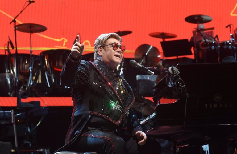 Elton John cancela dos de sus conciertos en EEUU después de dar positivo por Covid con «síntomas leves»