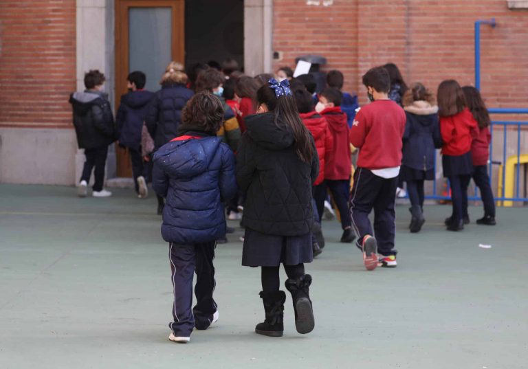 Los pediatras piden que los niños dejen de usar mascarillas en clase a partir de marzo