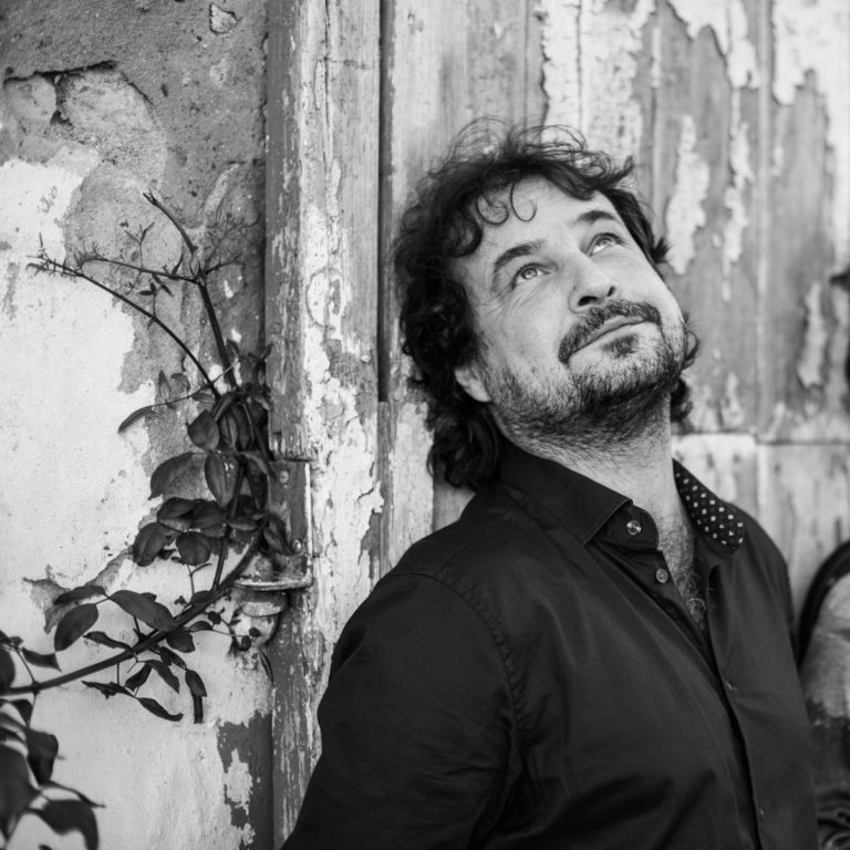 Poema “Todos somos personajes de ficción” – Poder Popular