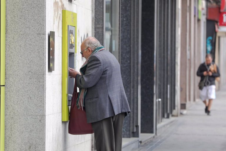 Eva Oliva pide que los bancos refuercen sus servicios presenciales por las personas mayores y la brecha digital