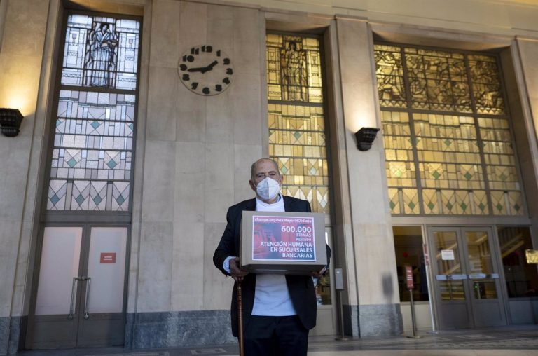 La banca se compromete con Carlos San Juan a garantizar la mejor atención al cliente, en especial los mayores