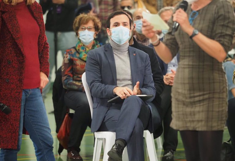 Garzón invita a Mañueco a que en el día de reflexión visite una macrogranja, donde se espera la foto de Casado