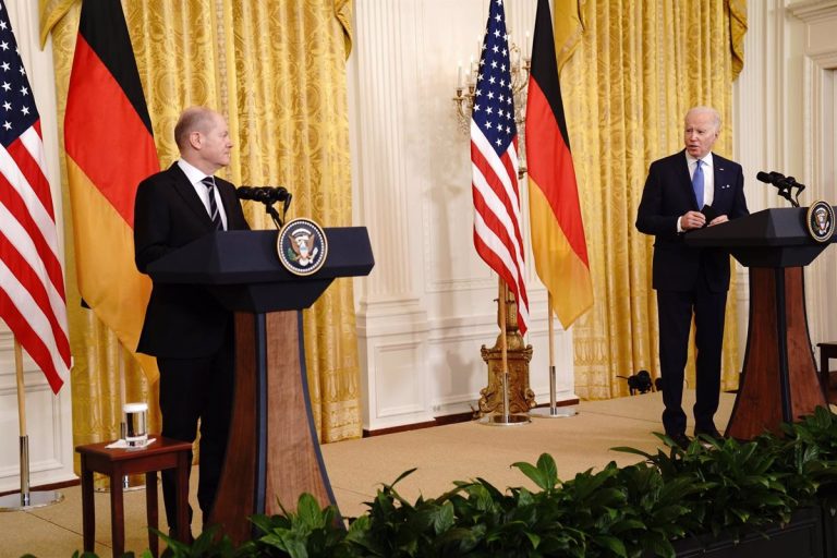 Biden y Scholz remarcan su postura conjunta frente a la «continua acumulación militar» rusa en la frontera con Ucrania