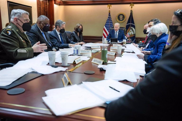 Biden anuncia sanciones contra grandes bancos y avisa a Putin de que será un «paria»