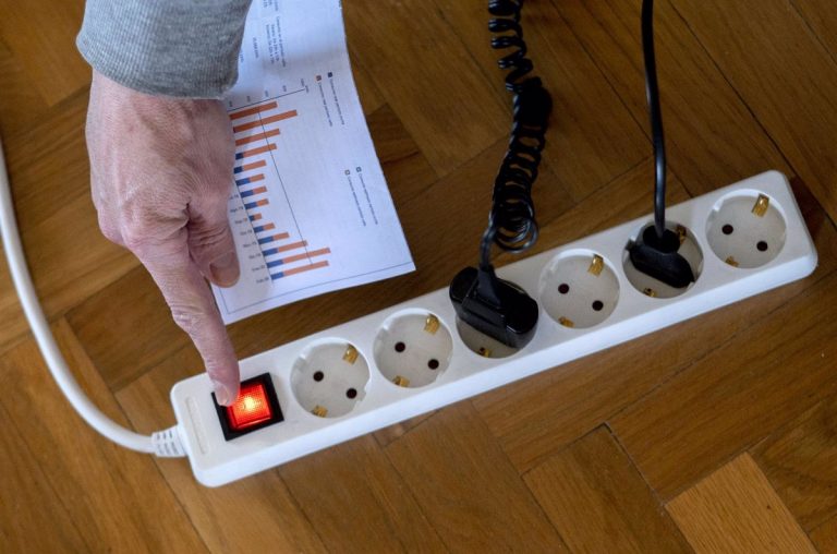 El precio de la luz baja este domingo un 1,6%, hasta los 256,84 euros/MWh