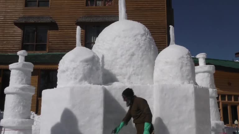 Conoce este nuevo Taj Mahal hecho de nieve en la India