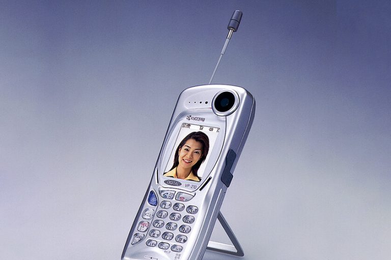 Así era el Kyocera VP-210, el primer teléfono con cámara de la historia (selfies incluidas)